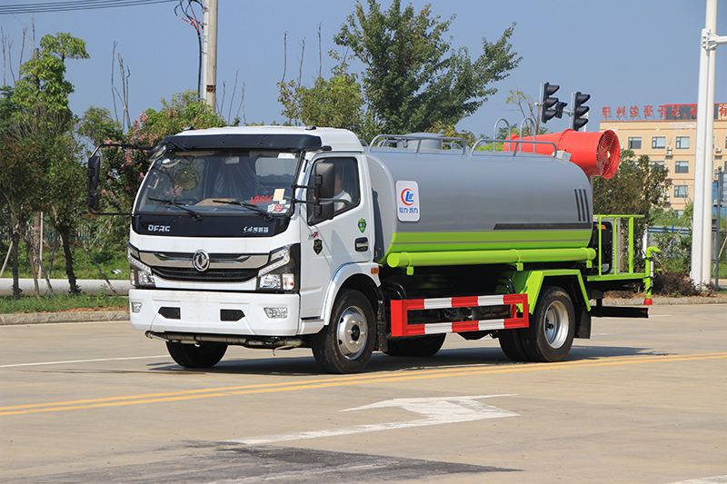 国六大多利卡8方喷雾车
